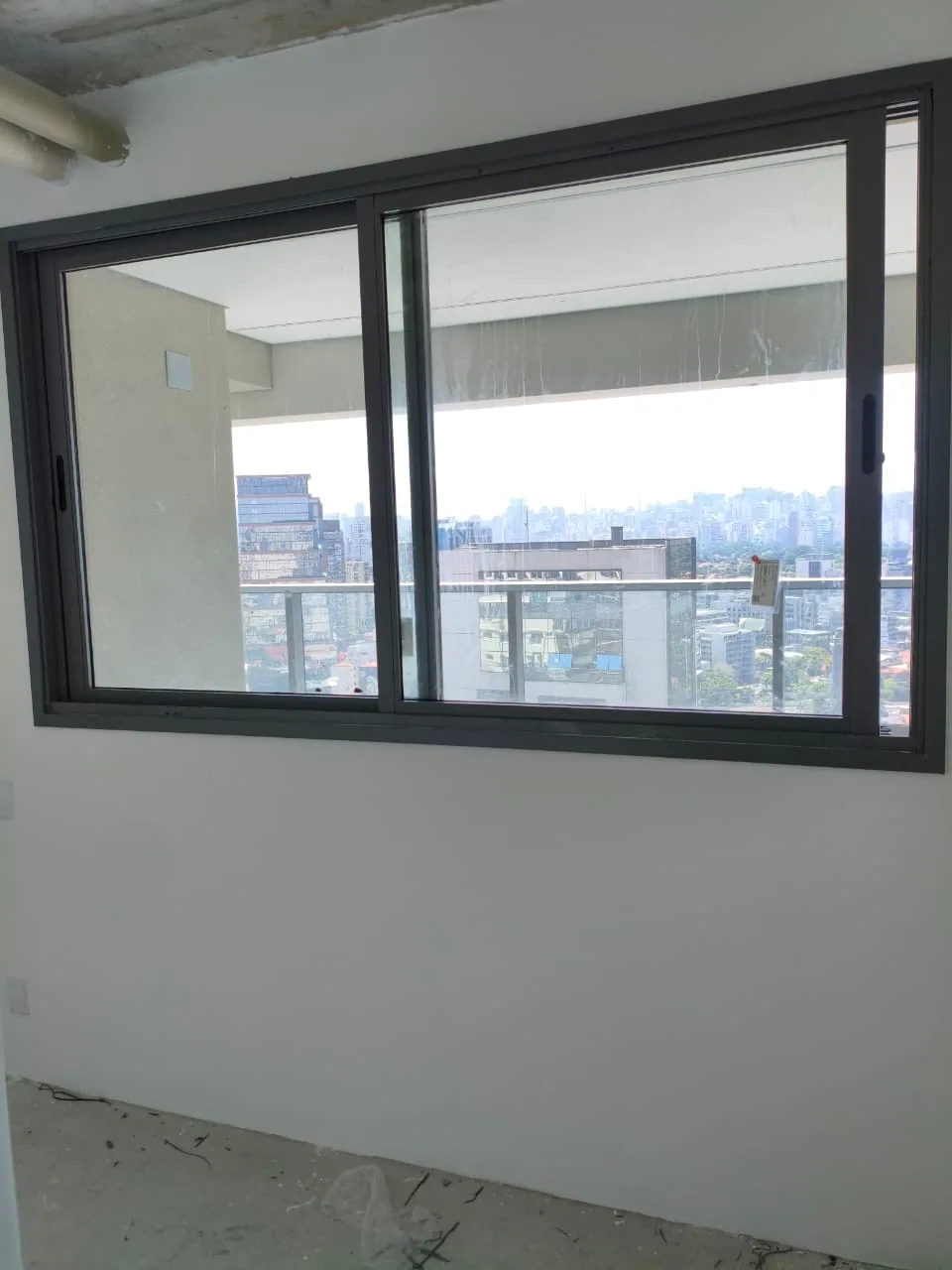 Fotografia real de janela de alumínio com vista urbana da Almeidalum