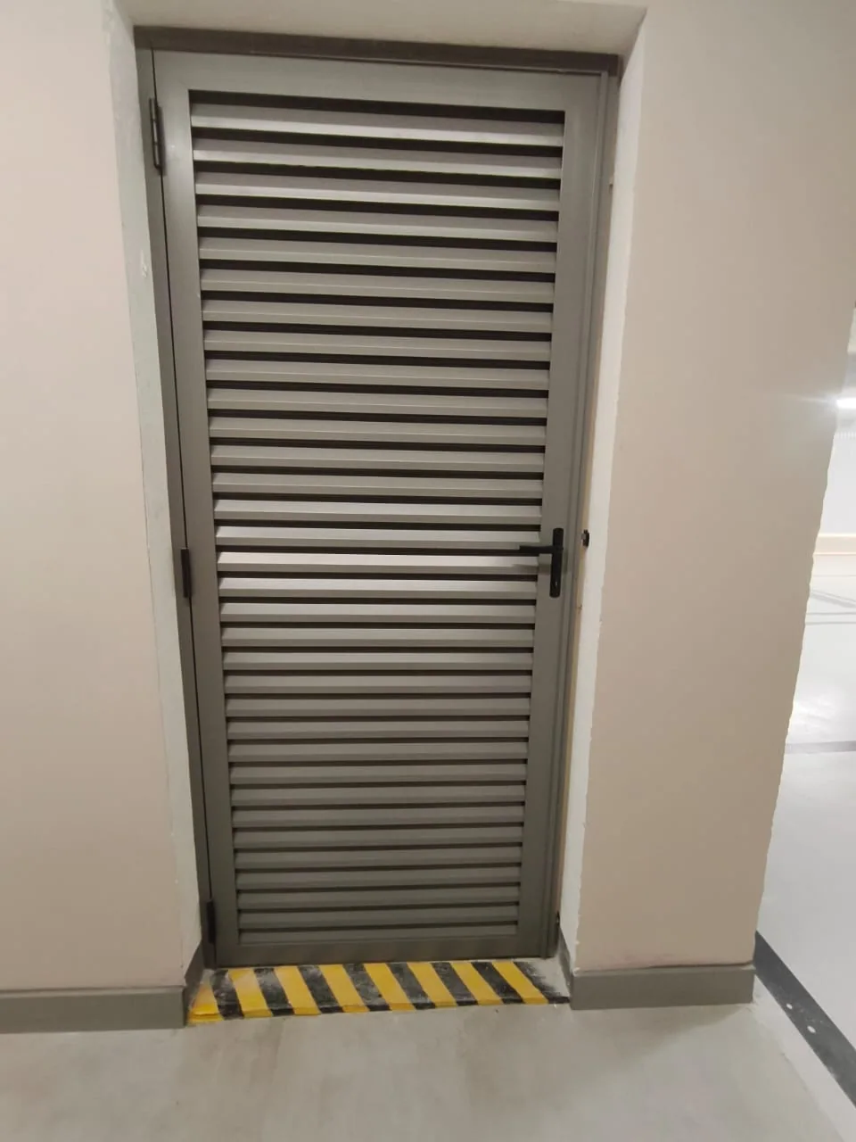 Fotografia real de porta de alumínio tipo veneziana da Almeidalum
